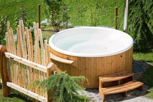 Hot tub in de tuin, vermaak voor het hele gezin